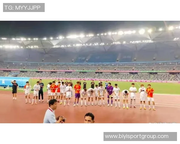 泰山队明星球员泽卡马德鲁加彭啸齐鲁超决赛现场与球迷亲密互动 泰山队明星球员泽卡马德鲁加彭啸齐鲁超决赛现场与球迷亲密互动