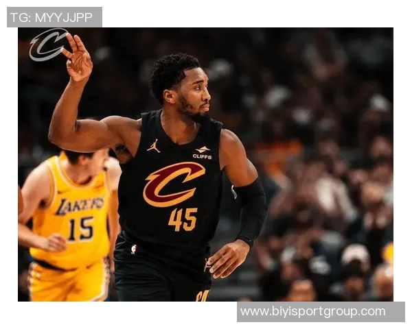 米切尔赞鲍尔赛场思维能力与詹姆斯相似认为这是球队所需的重要特质 米切尔赞鲍尔赛场思维能力与詹姆斯相似认为这是球队所需的重要特质