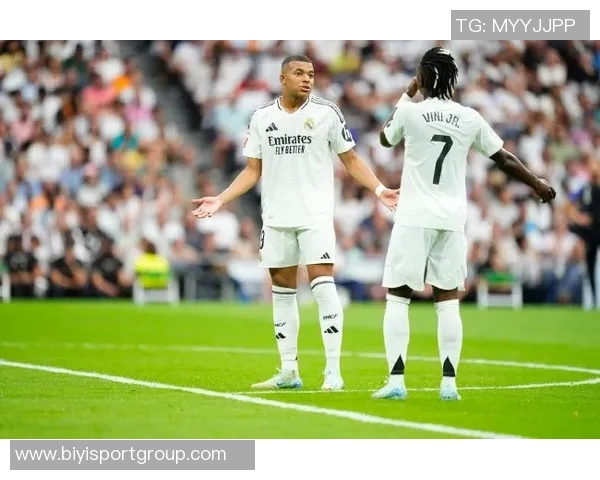 维尼修斯与阿隆索亲密互动缓解皇马更衣室紧张气氛