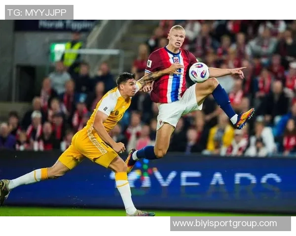 哈兰德铲射破门遭遇重创下身撞击立柱瞬间令人心疼