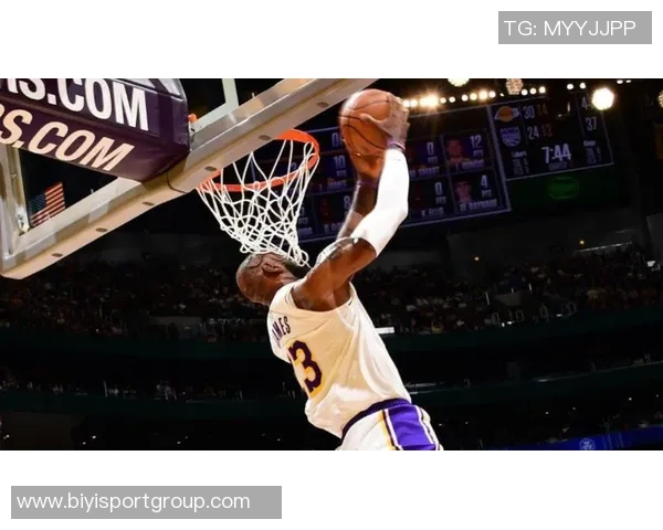 里夫斯赞詹姆斯隔扣表现41岁依然展现惊人实力令人惊叹 里夫斯赞詹姆斯隔扣表现41岁依然展现惊人实力令人惊叹