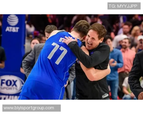 弗拉格因左脚踝扭伤缺席比赛现场观赛与库班同坐展现球队团结精神